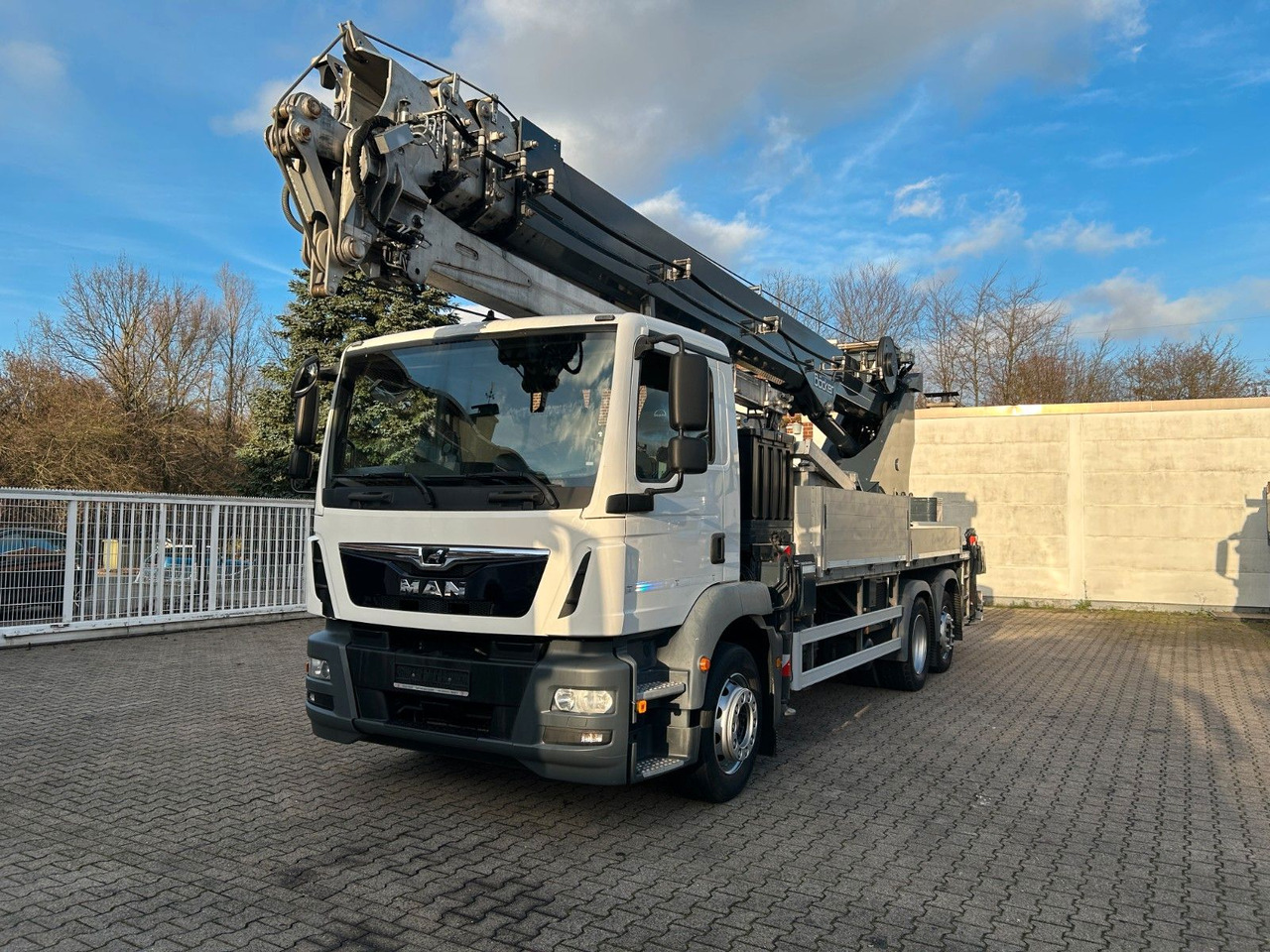 MAN 26.320+Böcker Dachdeckerkran AK46/6000+Seilwinde - Kraanwagen: afbeelding 1 MAN 26.320+Böcker Dachdeckerkran AK46/6000+Seilwinde - Kraanwagen: afbeelding 1