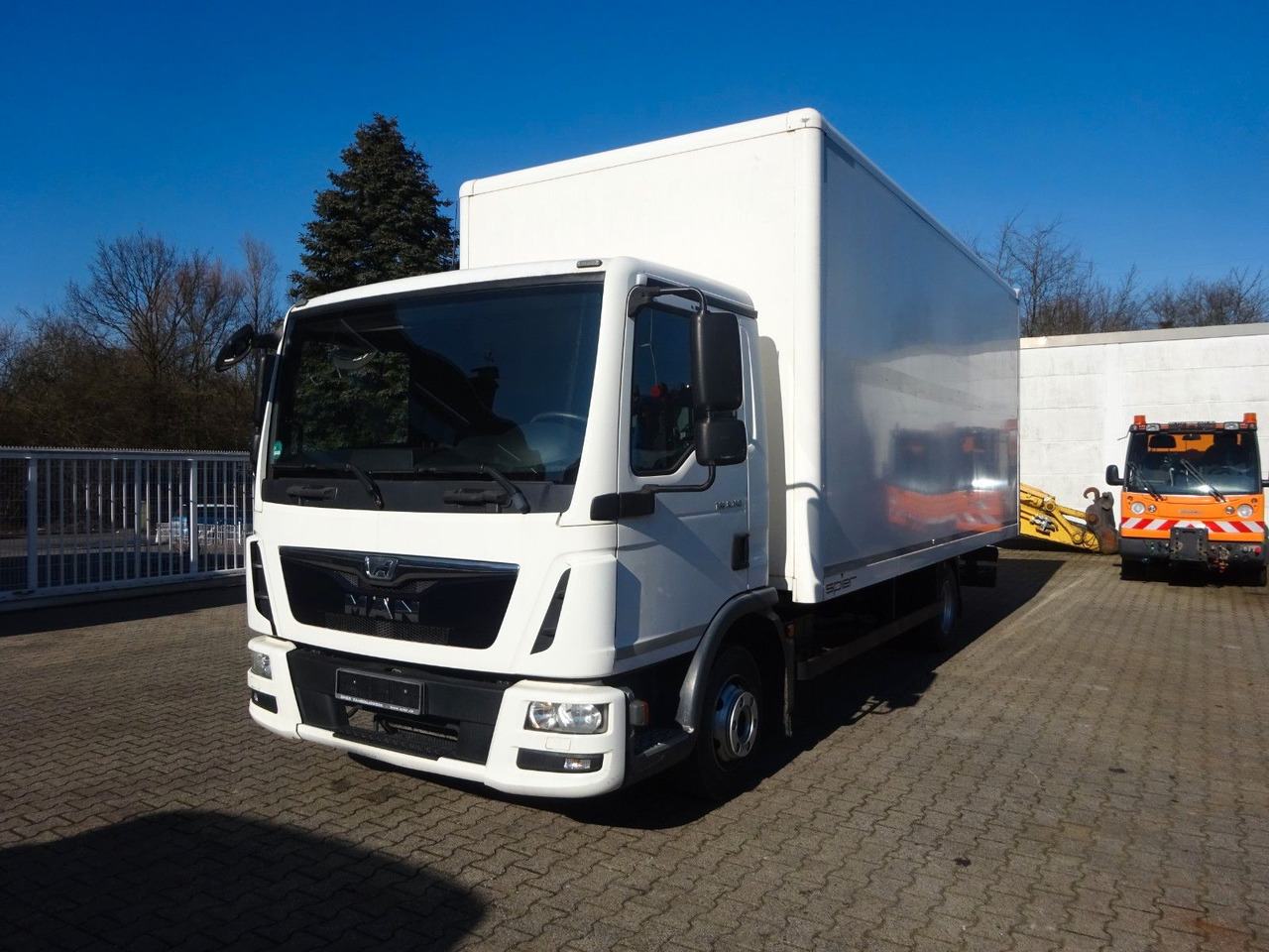 MAN 8.150 TGL Koffer 4x2 - Bakwagen: afbeelding 1 MAN 8.150 TGL Koffer 4x2 - Bakwagen: afbeelding 1