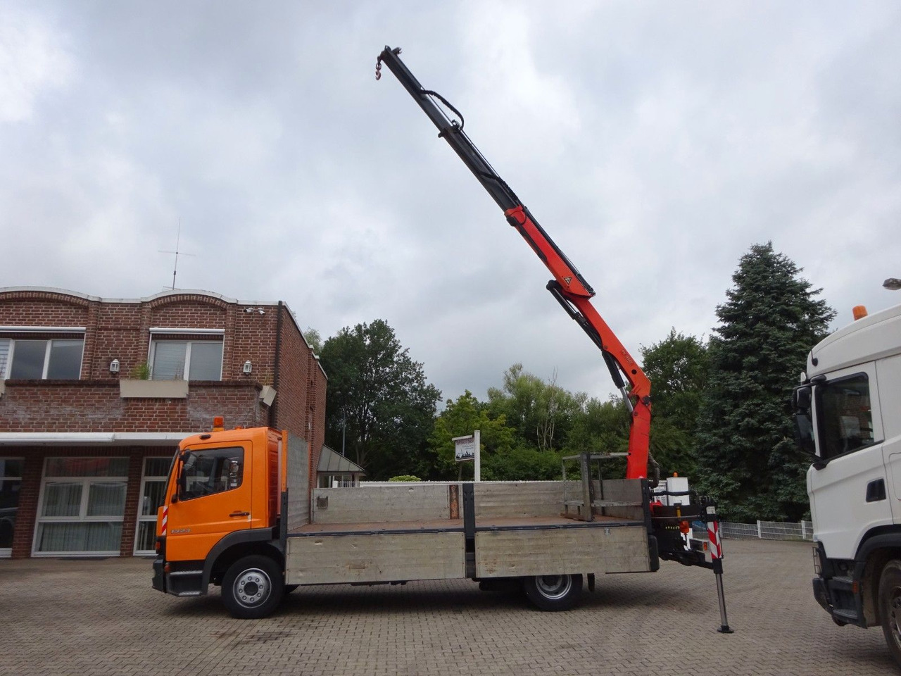 Mercedes-Benz 1323 Atego Pritsche + PK 9501 Kran 4x2 - Vrachtwagen met open laadbak, Kraanwagen: afbeelding 1 Mercedes-Benz 1323 Atego Pritsche + PK 9501 Kran 4x2 - Vrachtwagen met open laadbak, Kraanwagen: afbeelding 1