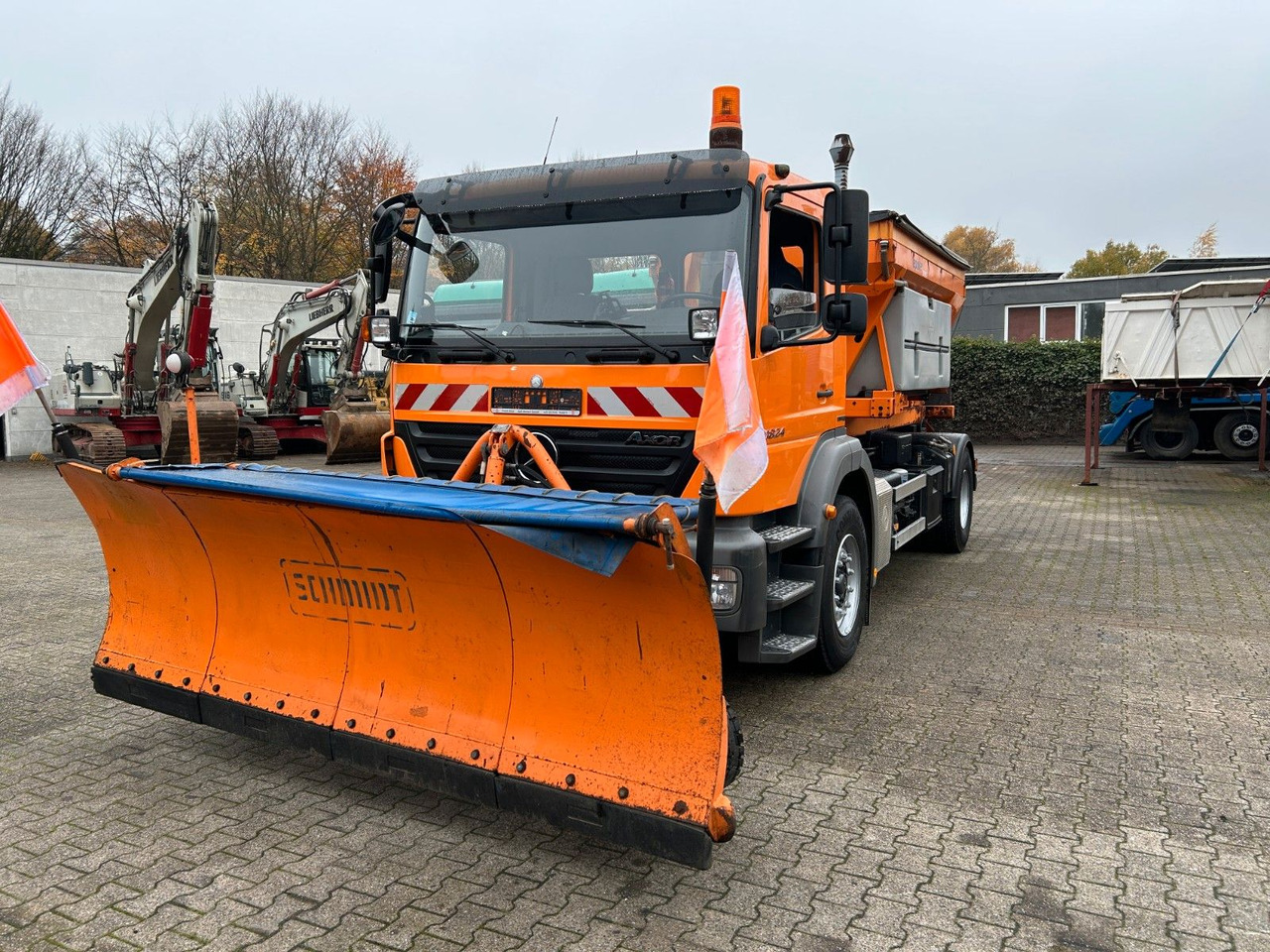 Mercedes-Benz 1824 Axor Abroller mit Schneeschild und Streuer - Haakarmsysteem vrachtwagen: afbeelding 1 Mercedes-Benz 1824 Axor Abroller mit Schneeschild und Streuer - Haakarmsysteem vrachtwagen: afbeelding 1
