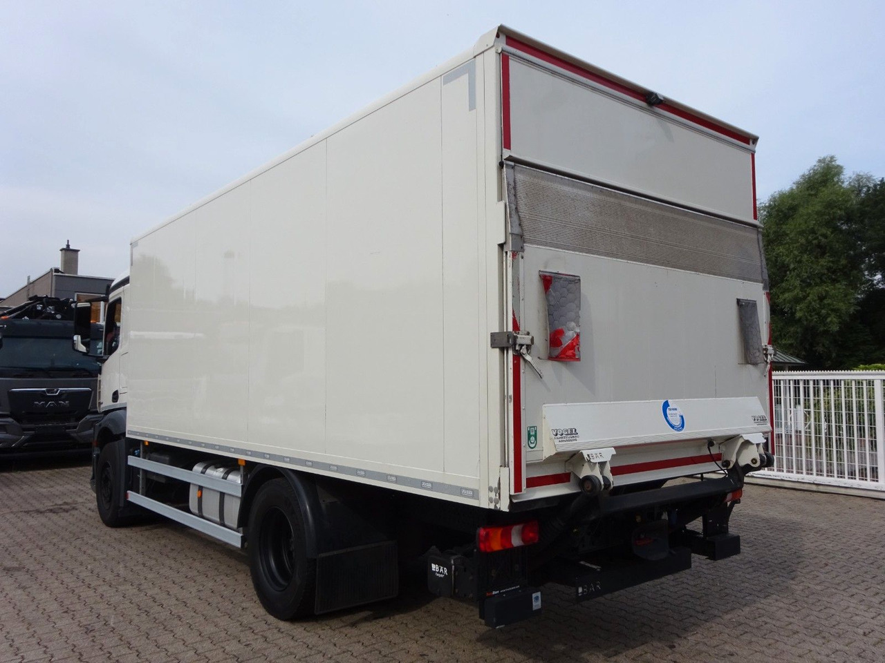 Mercedes-Benz 1842 Antos Koffer + BÄR Ladebordwand 4x2 - Bakwagen: afbeelding 4 Mercedes-Benz 1842 Antos Koffer + BÄR Ladebordwand 4x2 - Bakwagen: afbeelding 4