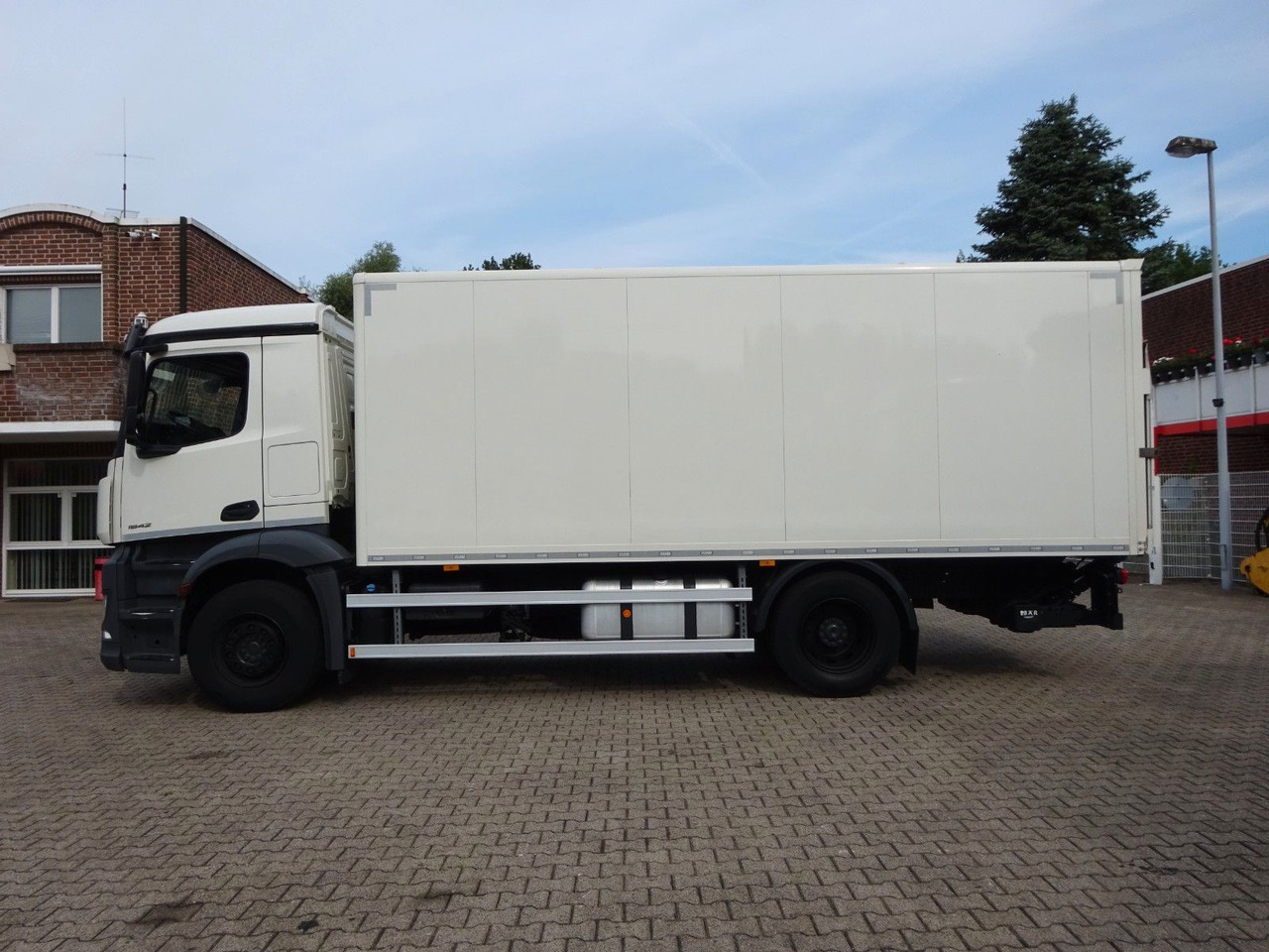 Mercedes-Benz 1842 Antos Koffer + BÄR Ladebordwand 4x2 - Bakwagen: afbeelding 1 Mercedes-Benz 1842 Antos Koffer + BÄR Ladebordwand 4x2 - Bakwagen: afbeelding 1