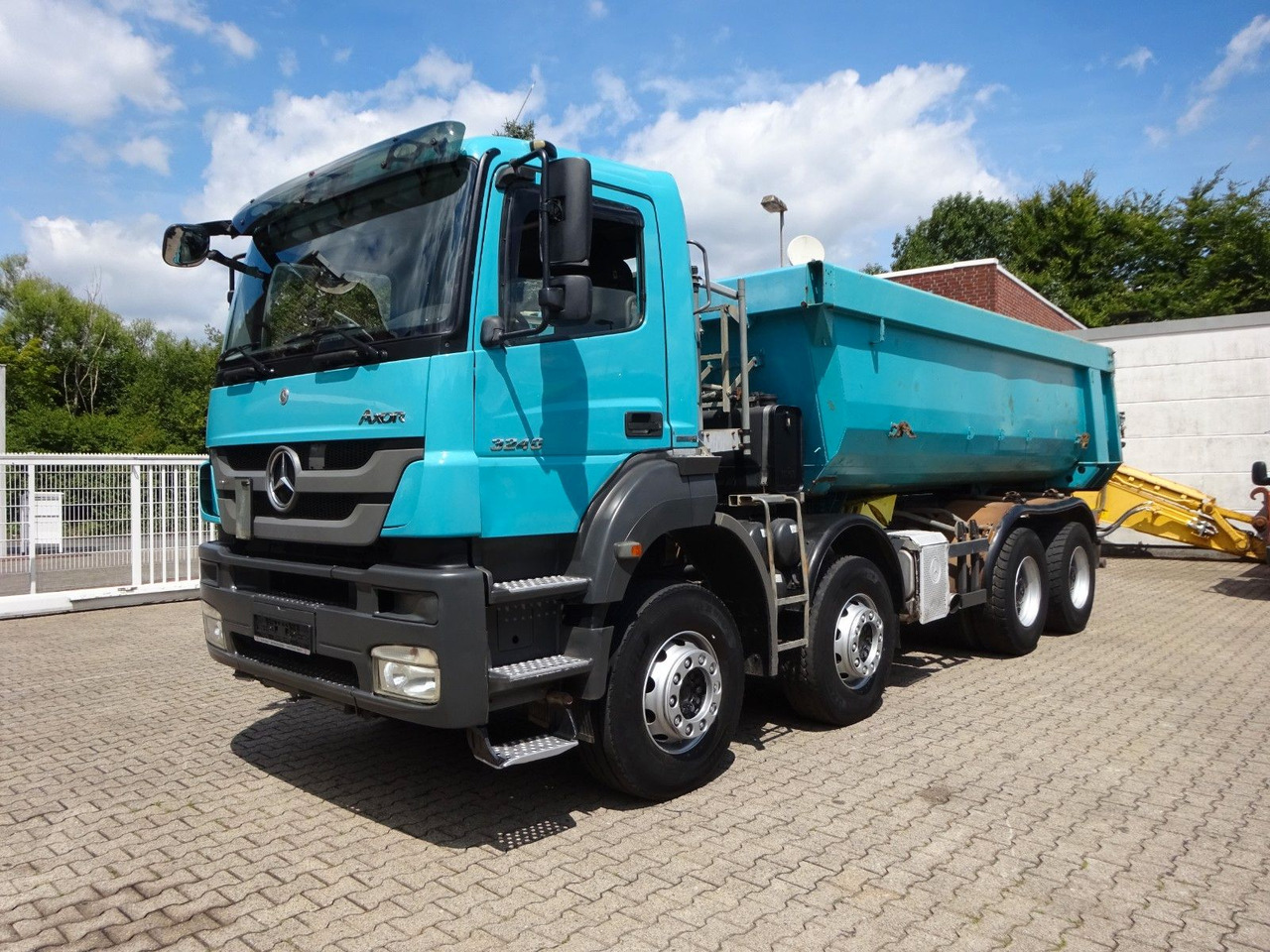 Mercedes-Benz 3240 Axor MKI SR 5.5 Muldenkipper 8x4 - Kipper vrachtwagen: afbeelding 2 Mercedes-Benz 3240 Axor MKI SR 5.5 Muldenkipper 8x4 - Kipper vrachtwagen: afbeelding 2