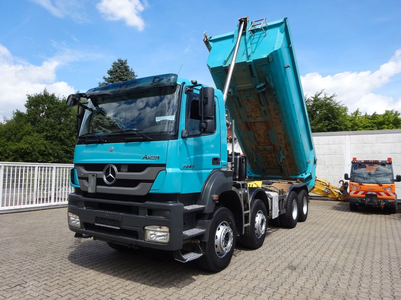 Mercedes-Benz 3240 Axor MKI SR 5.5 Muldenkipper 8x4 - Kipper vrachtwagen: afbeelding 1 Mercedes-Benz 3240 Axor MKI SR 5.5 Muldenkipper 8x4 - Kipper vrachtwagen: afbeelding 1
