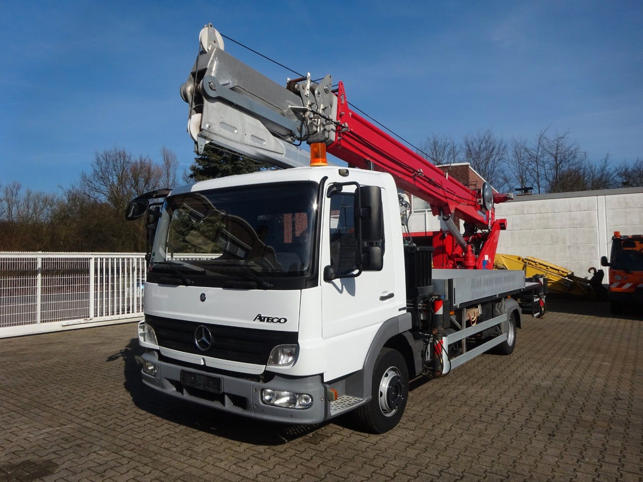 Mercedes-Benz 818 Atego + Böcker AK 32 Meter Dachdeckerkran - Kraanwagen: afbeelding 1 Mercedes-Benz 818 Atego + Böcker AK 32 Meter Dachdeckerkran - Kraanwagen: afbeelding 1
