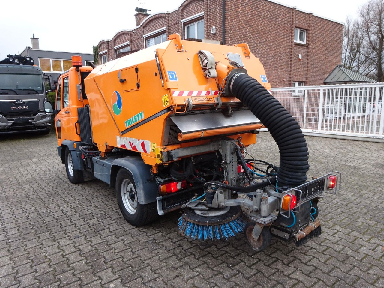 Multicar M30 HAKO FUMO Kehrmaschine + Schneeplatte 4x4 - Kipper bestelwagen: afbeelding 2 Multicar M30 HAKO FUMO Kehrmaschine + Schneeplatte 4x4 - Kipper bestelwagen: afbeelding 2