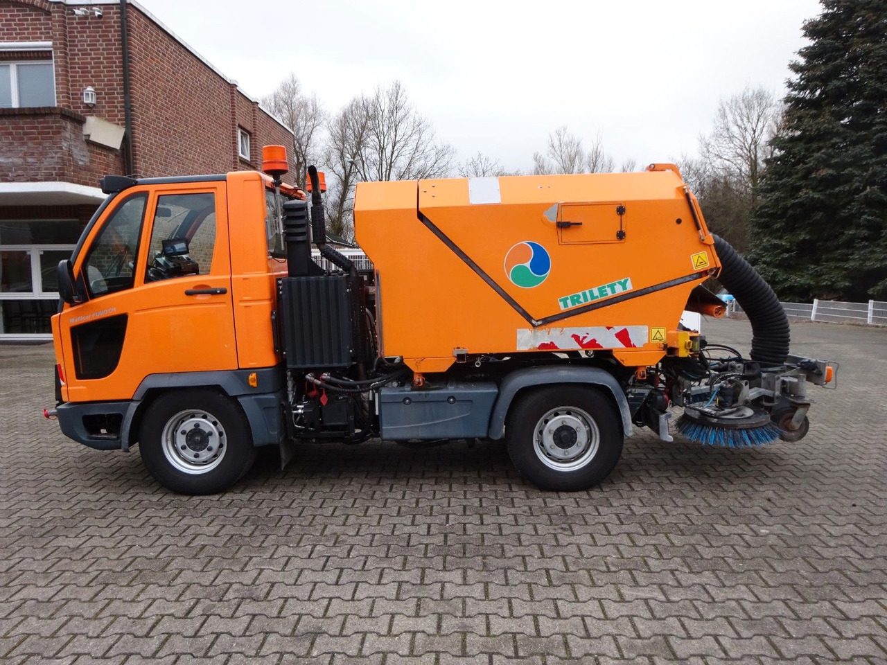 Multicar M30 HAKO FUMO Kehrmaschine + Schneeplatte 4x4 - Kipper bestelwagen: afbeelding 4 Multicar M30 HAKO FUMO Kehrmaschine + Schneeplatte 4x4 - Kipper bestelwagen: afbeelding 4