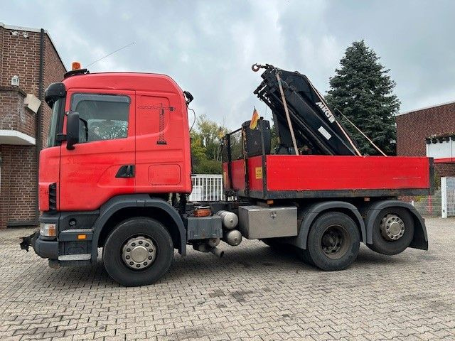 Scania 124 L 470 Pritsche + MKG HLK 201 HP 6x2 - Vrachtwagen met open laadbak, Kraanwagen: afbeelding 1 Scania 124 L 470 Pritsche + MKG HLK 201 HP 6x2 - Vrachtwagen met open laadbak, Kraanwagen: afbeelding 1