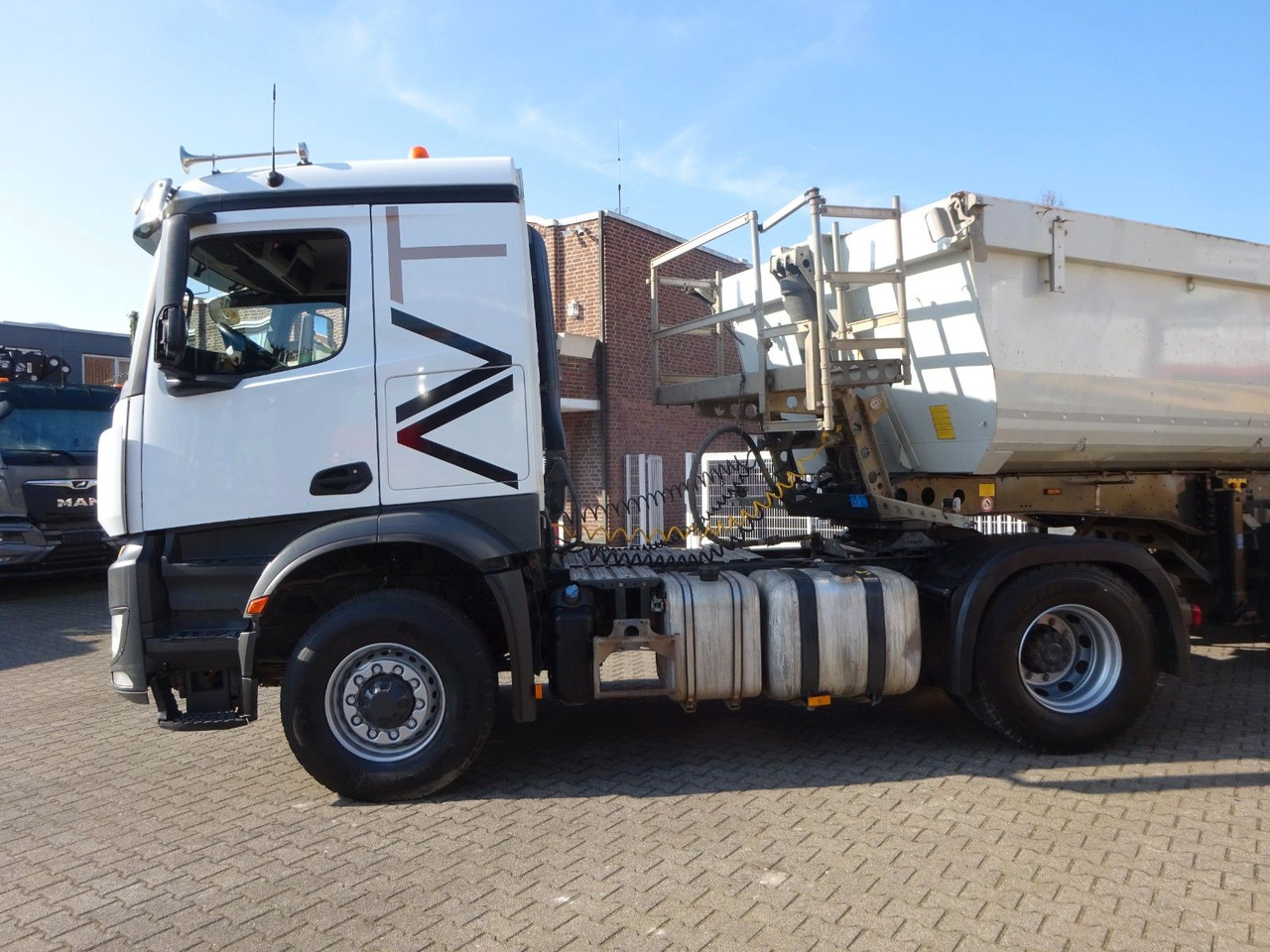 Mercedes-Benz 1851 Arocs SZM 4x2-4 HAD + Hydr. Kipperpumpe Mercedes-Benz 1851 Arocs SZM 4x4 HAD + Hydr. Kipperpumpe - Trekker: afbeelding 1 Mercedes-Benz 1851 Arocs SZM 4x2-4 HAD + Hydr. Kipperpumpe Mercedes-Benz 1851 Arocs SZM 4x4 HAD + Hydr. Kipperpumpe - Trekker: afbeelding 1