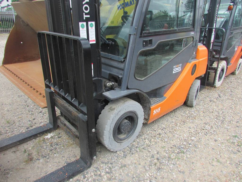 Toyota 02-8 FGF 25 Tonero 25 Gas Stapler 7.500 EUR - LPG heftruck: afbeelding 2 Toyota 02-8 FGF 25 Tonero 25 Gas Stapler 7.500 EUR - LPG heftruck: afbeelding 2