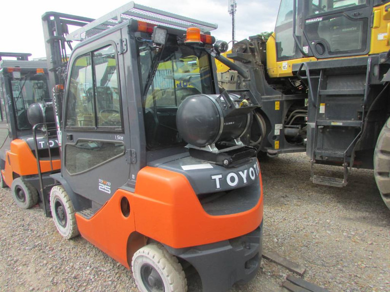 Toyota 02-8 FGF 25 Tonero 25 Gas Stapler 7.500 EUR - LPG heftruck: afbeelding 2 Toyota 02-8 FGF 25 Tonero 25 Gas Stapler 7.500 EUR - LPG heftruck: afbeelding 2