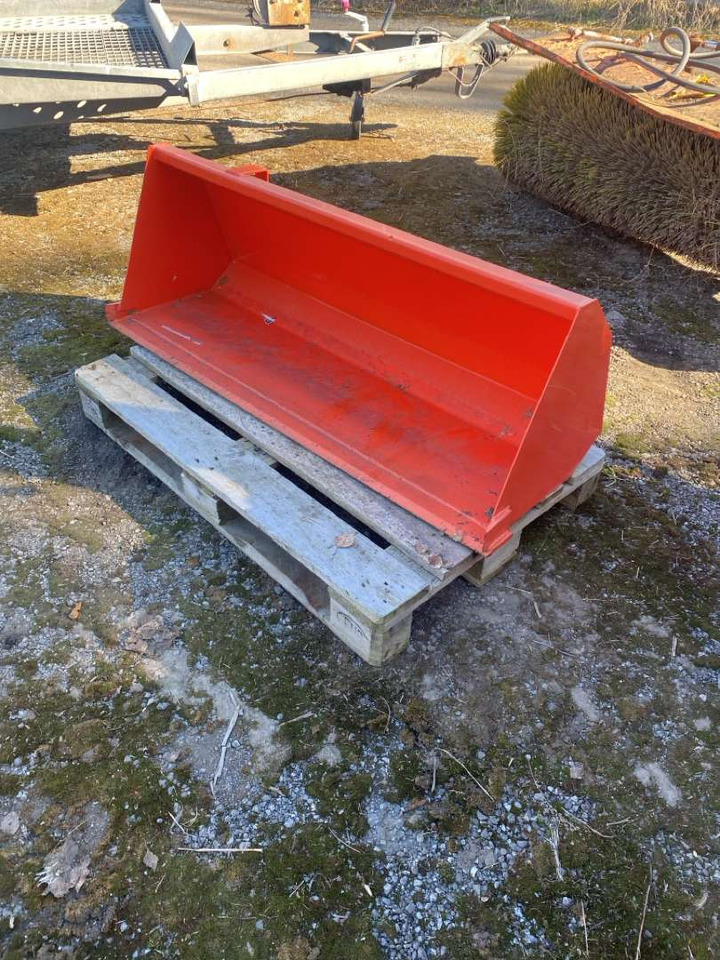 Kubota B1625 skuffe - Aanbouwdeel: afbeelding 2 Kubota B1625 skuffe - Aanbouwdeel: afbeelding 2