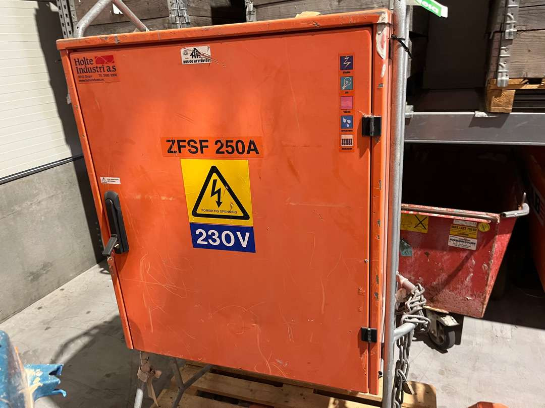 Holte strømskap 230 V - Gereedschap/ Toebehoor: afbeelding 1 Holte strømskap 230 V - Gereedschap/ Toebehoor: afbeelding 1