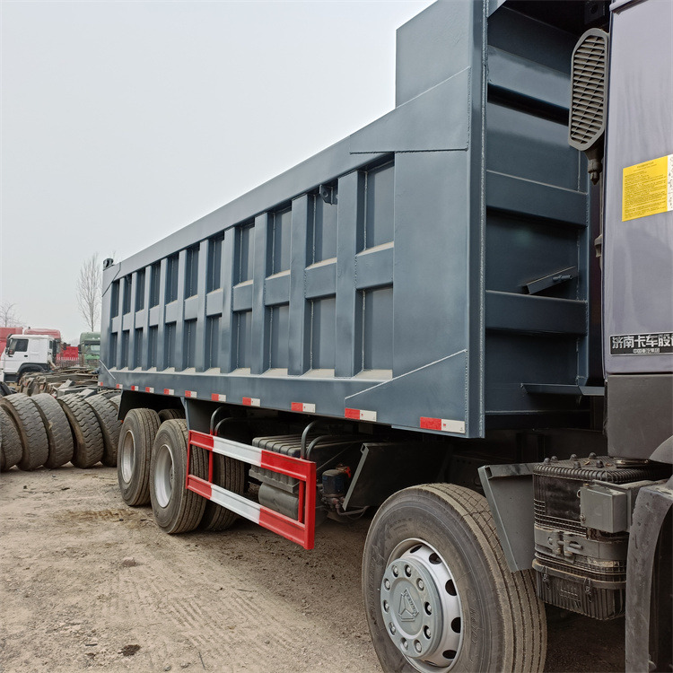 SINOTRUCK HOWO - Kipper vrachtwagen: afbeelding 3 SINOTRUCK HOWO - Kipper vrachtwagen: afbeelding 3