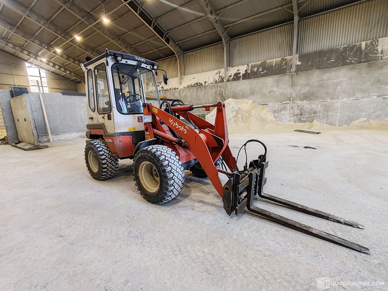 Kubota R520 kauhalla, piikeillä & harjakoneella, 2008, Nokia - Wiellader: afbeelding 1 Kubota R520 kauhalla, piikeillä & harjakoneella, 2008, Nokia - Wiellader: afbeelding 1