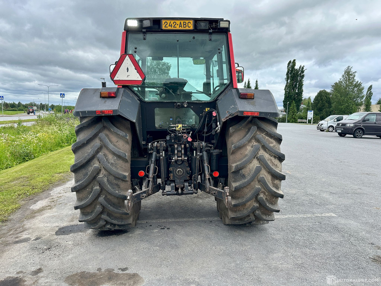 Valtra 8550 traktori PTO etunostolaitteella vm 2001, Seinäjoki - Landbouwmachine: afbeelding 5 Valtra 8550 traktori PTO etunostolaitteella vm 2001, Seinäjoki - Landbouwmachine: afbeelding 5