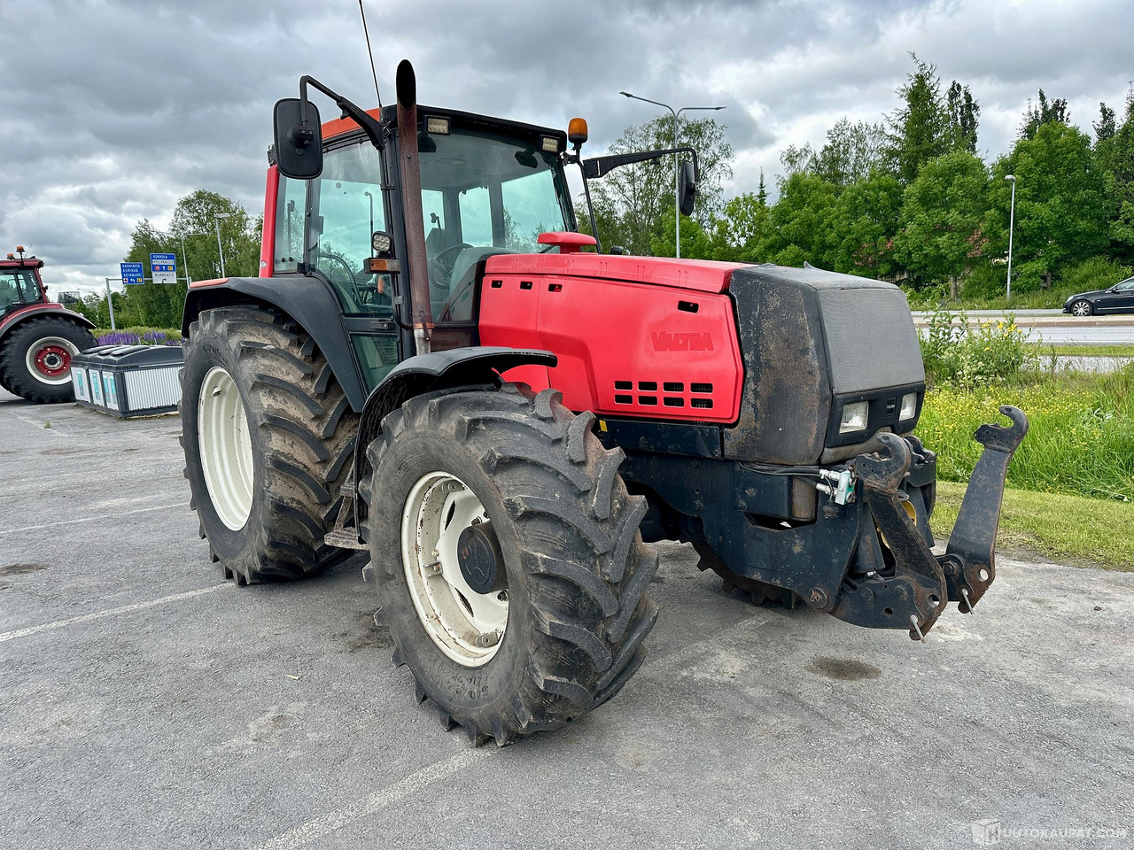 Valtra 8550 traktori PTO etunostolaitteella vm 2001, Seinäjoki - Landbouwmachine: afbeelding 1 Valtra 8550 traktori PTO etunostolaitteella vm 2001, Seinäjoki - Landbouwmachine: afbeelding 1