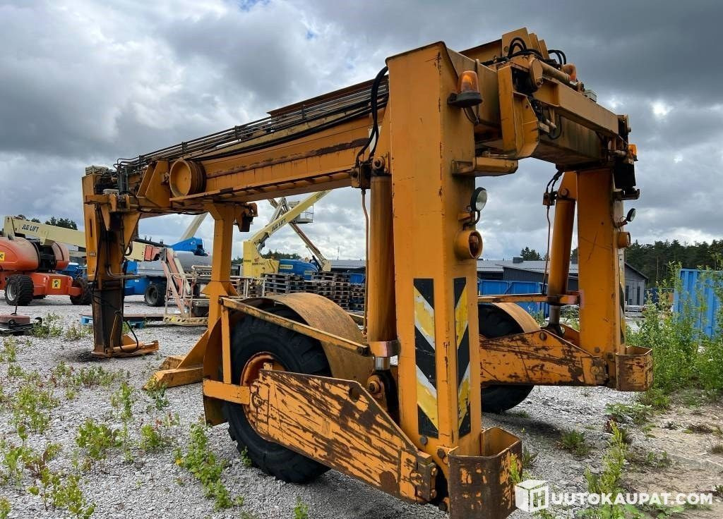 Sisu FC-45 HB Container Handler, Lieto - Havenmaterieel: afbeelding 4 Sisu FC-45 HB Container Handler, Lieto - Havenmaterieel: afbeelding 4