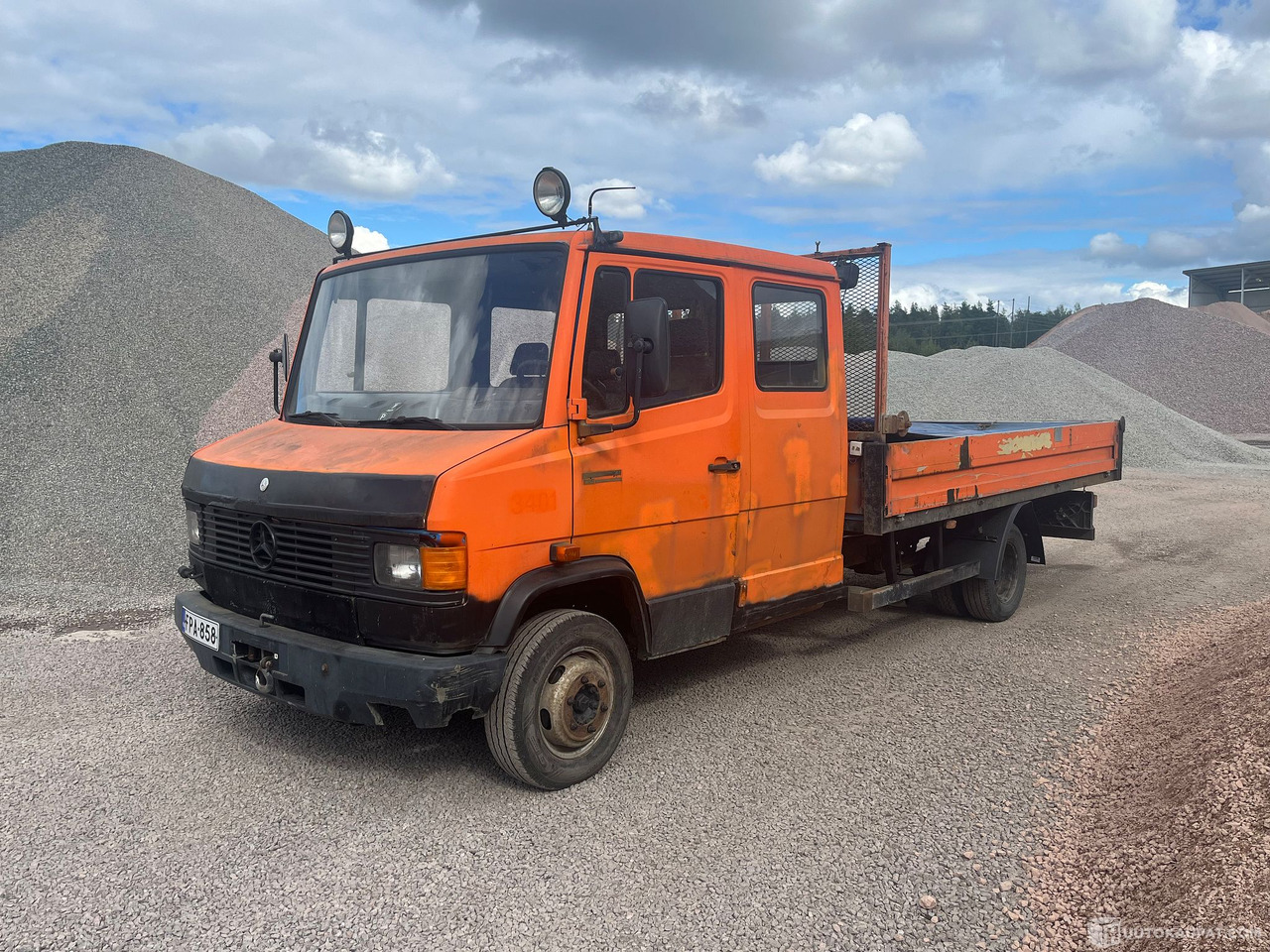 Vrachtwagen Mercedes-Benz 609 D/425, Juuri leimattu, Tuusula: afbeelding 1