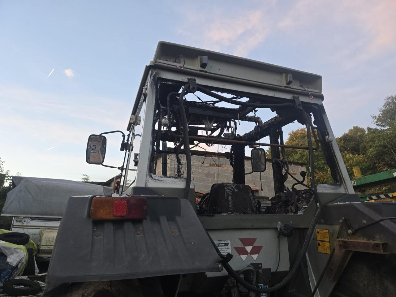 Massey Ferguson MF 390 T *Brandschaden* - Tractor: afbeelding 2 Massey Ferguson MF 390 T *Brandschaden* - Tractor: afbeelding 2