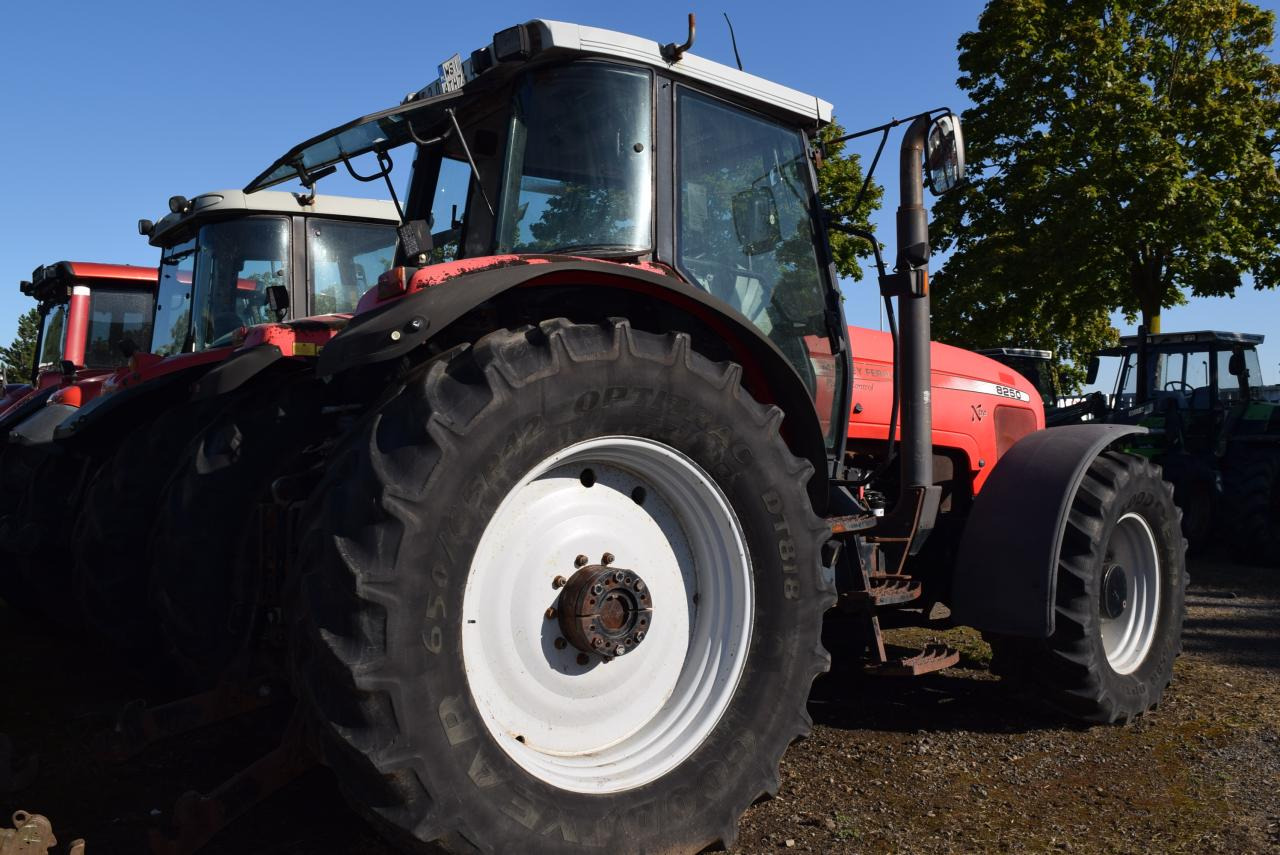 Massey Ferguson MF 8250 - Tractor: afbeelding 3 Massey Ferguson MF 8250 - Tractor: afbeelding 3