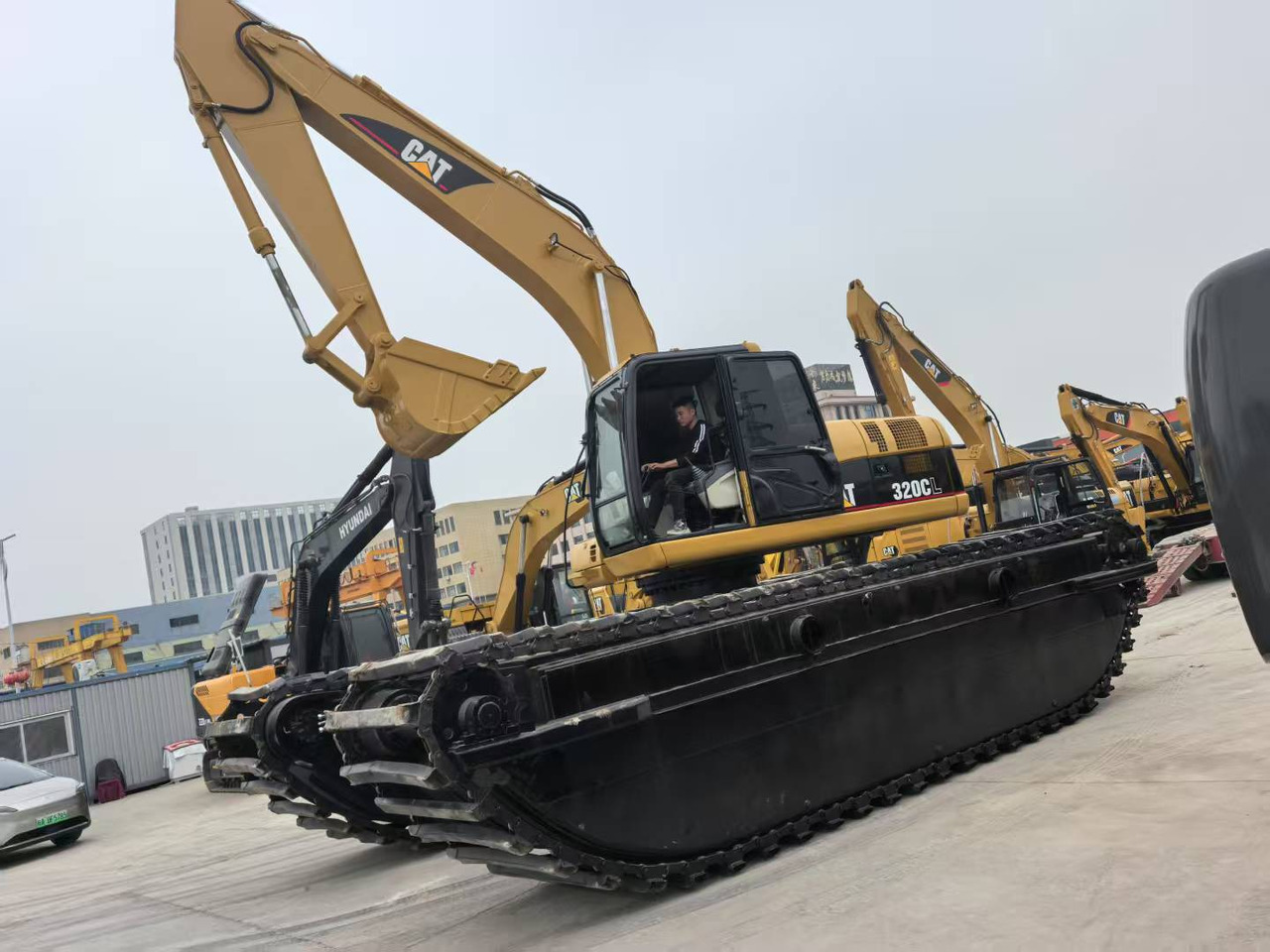 CATERPILLAR 320C boat excavator - Amfibische graafmachine: afbeelding 1 CATERPILLAR 320C boat excavator - Amfibische graafmachine: afbeelding 1