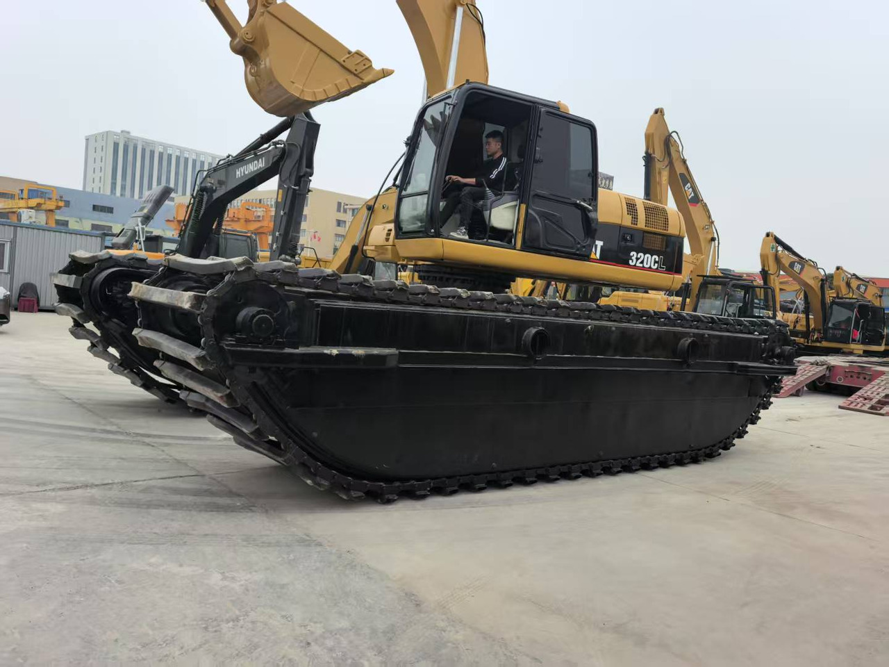 CATERPILLAR 320C boat excavator - Amfibische graafmachine: afbeelding 2 CATERPILLAR 320C boat excavator - Amfibische graafmachine: afbeelding 2
