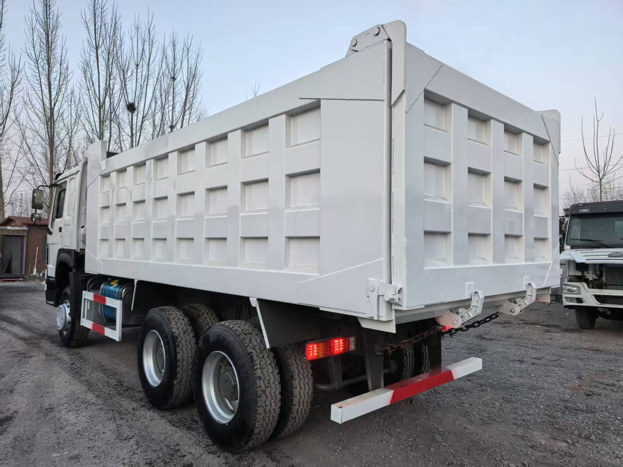 SINOTRUK HOWO 6x4 - Kipper vrachtwagen: afbeelding 3 SINOTRUK HOWO 6x4 - Kipper vrachtwagen: afbeelding 3