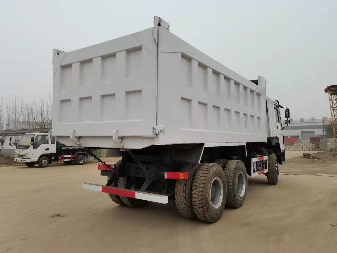 SINOTRUK HOWO - Kipper vrachtwagen: afbeelding 1 SINOTRUK HOWO - Kipper vrachtwagen: afbeelding 1
