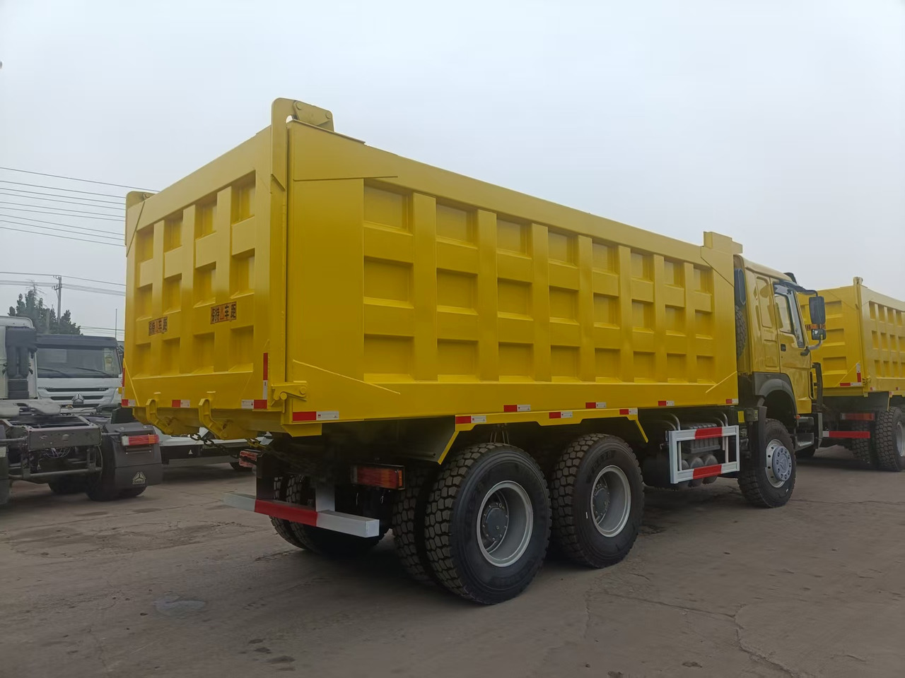 SINOTRUK HOWO - Kipper vrachtwagen: afbeelding 3 SINOTRUK HOWO - Kipper vrachtwagen: afbeelding 3
