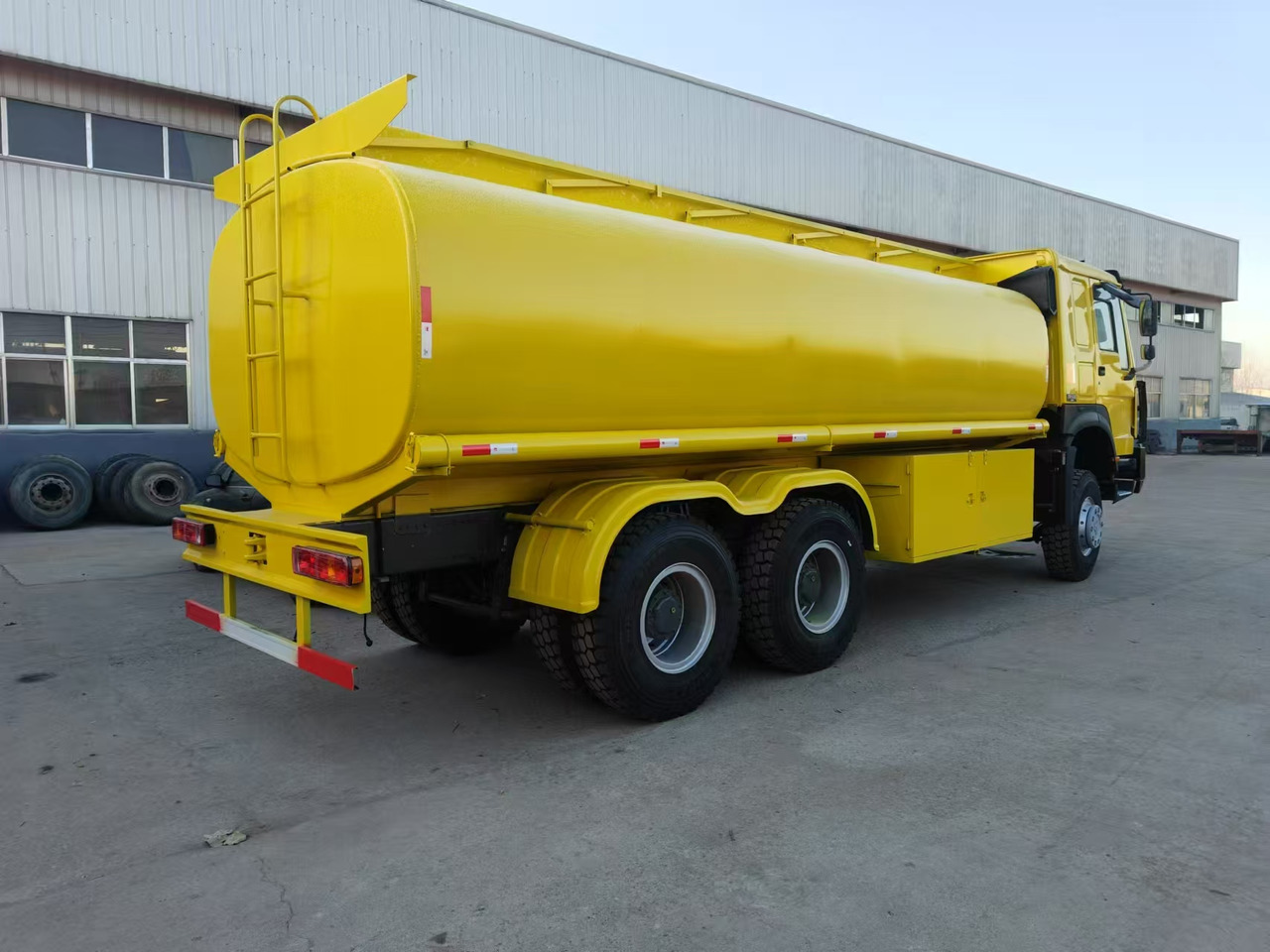 SINOTRUK HOWO - Tankwagen: afbeelding 3 SINOTRUK HOWO - Tankwagen: afbeelding 3