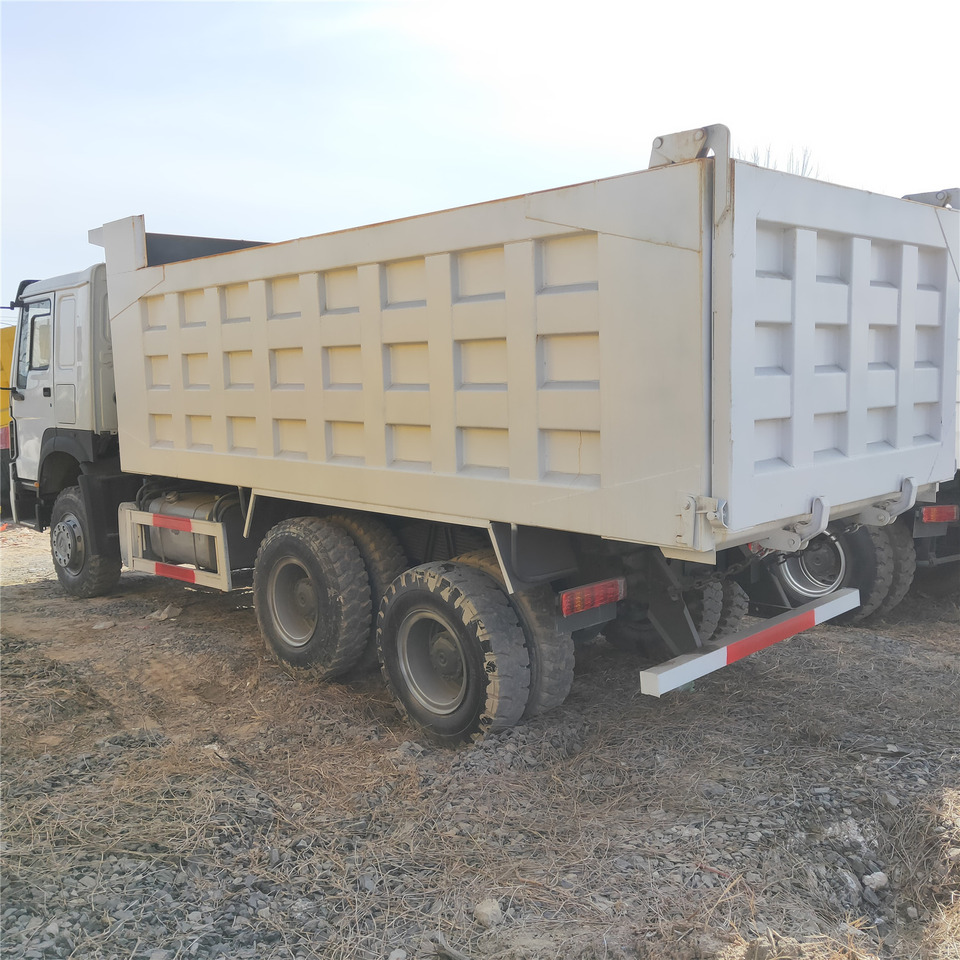 SINOTRUK HOWO - Kipper vrachtwagen: afbeelding 4 SINOTRUK HOWO - Kipper vrachtwagen: afbeelding 4