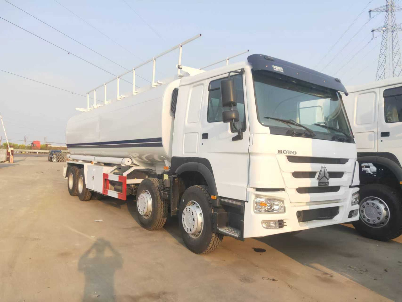 SINOTRUK HOWO Fuel Tank - Tankwagen: afbeelding 1 SINOTRUK HOWO Fuel Tank - Tankwagen: afbeelding 1