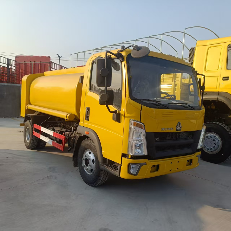 SINOTRUK Tanker truck - Tankwagen: afbeelding 1 SINOTRUK Tanker truck - Tankwagen: afbeelding 1