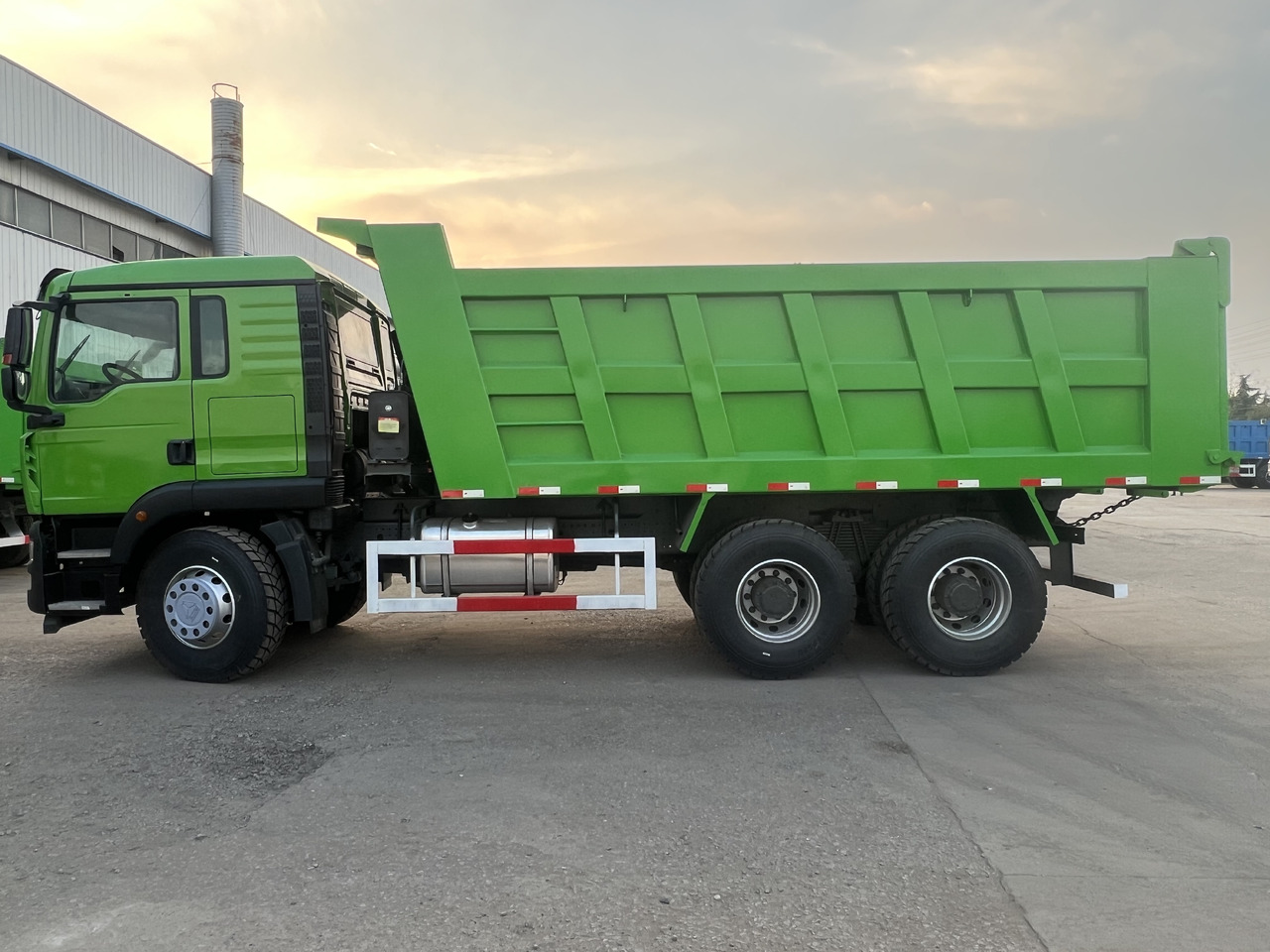 Sinotruk HOWO - Kipper vrachtwagen: afbeelding 2 Sinotruk HOWO - Kipper vrachtwagen: afbeelding 2