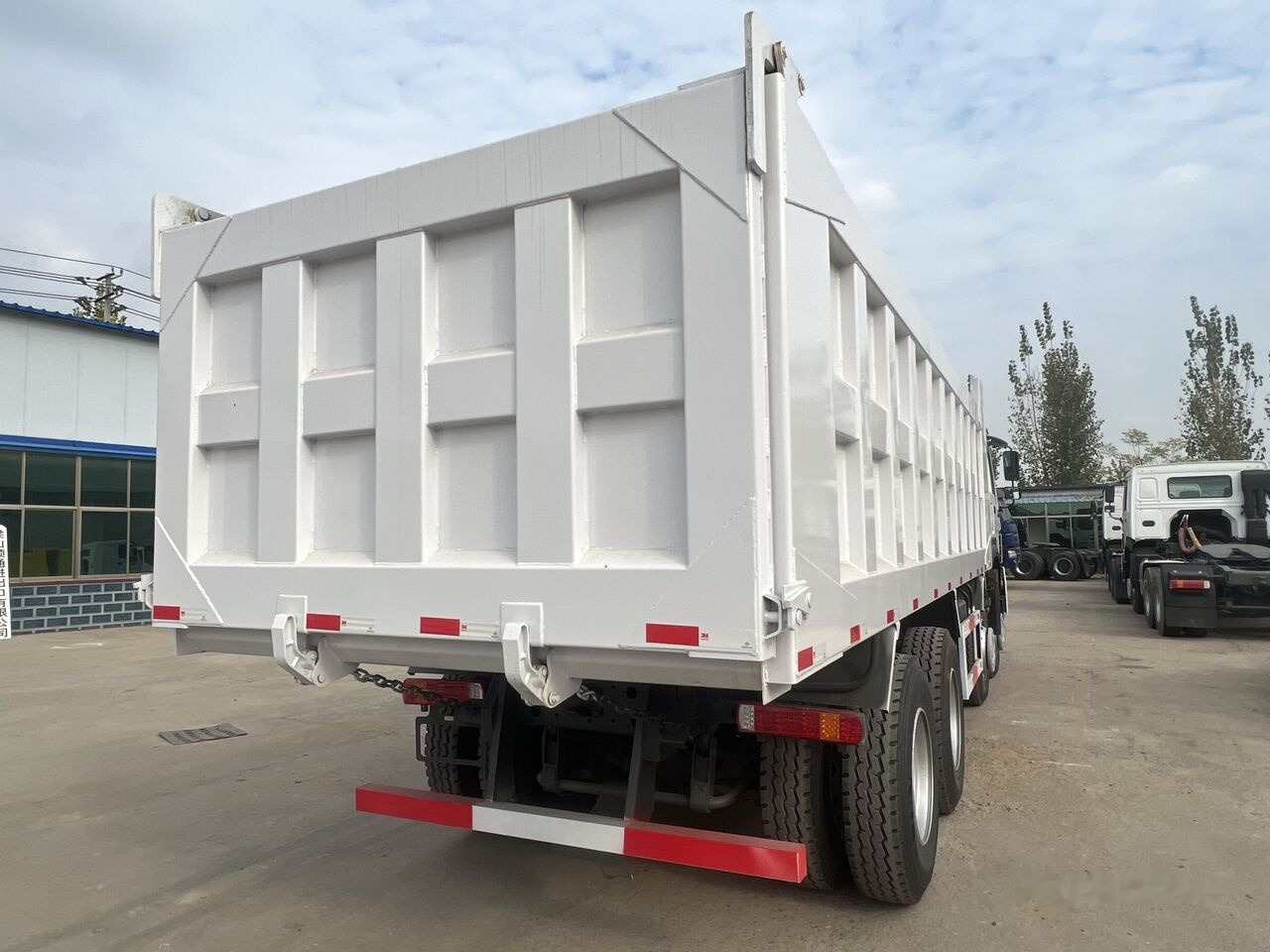 Sinotruk Howo 8*4 - Kipper vrachtwagen: afbeelding 4 Sinotruk Howo 8*4 - Kipper vrachtwagen: afbeelding 4