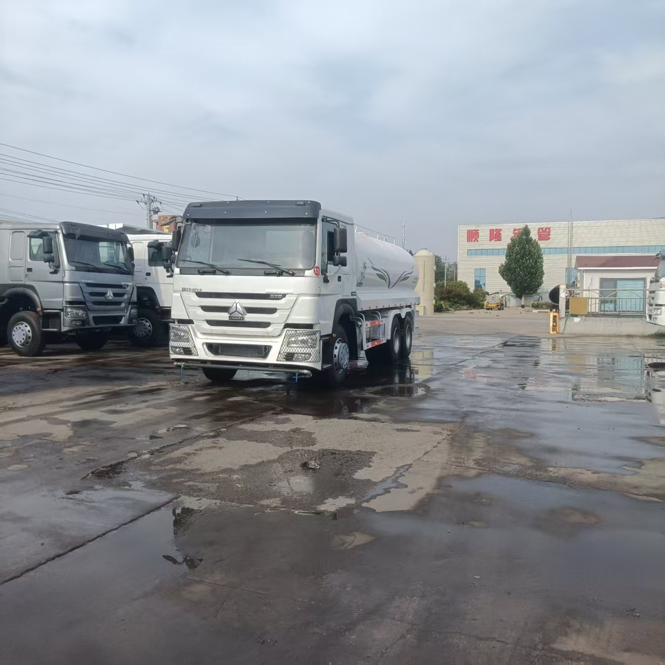 Howo 20 cubic meter sprinkler - Vrachtwagen: afbeelding 3 Howo 20 cubic meter sprinkler - Vrachtwagen: afbeelding 3