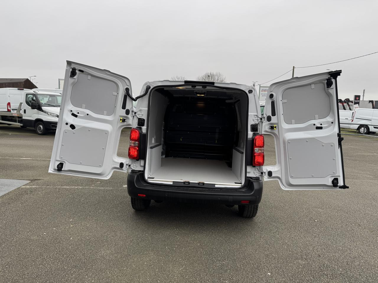 CITROEN Jumpy M 2.0 BlueHDi - 145 S&S - BV EAT8  III FOURGON . PHASE 2 - Gesloten bestelwagen: afbeelding 3 CITROEN Jumpy M 2.0 BlueHDi - 145 S&S - BV EAT8  III FOURGON . PHASE 2 - Gesloten bestelwagen: afbeelding 3