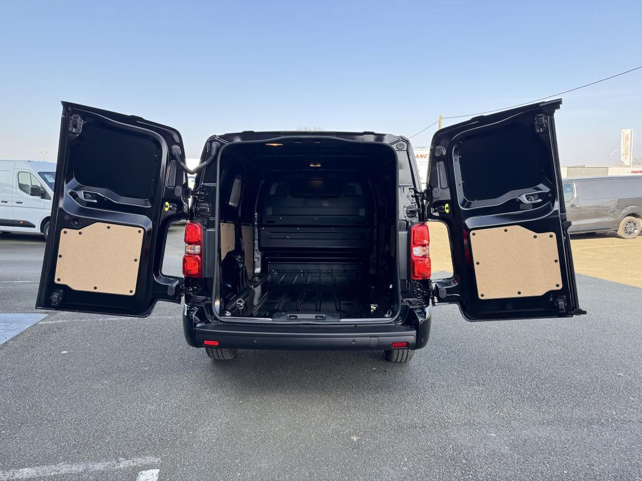 CITROEN Jumpy M 2.0 BlueHDi - 180 S&S - BV EAT8  III FOURGON . PHASE 2 - Gesloten bestelwagen: afbeelding 3 CITROEN Jumpy M 2.0 BlueHDi - 180 S&S - BV EAT8  III FOURGON . PHASE 2 - Gesloten bestelwagen: afbeelding 3