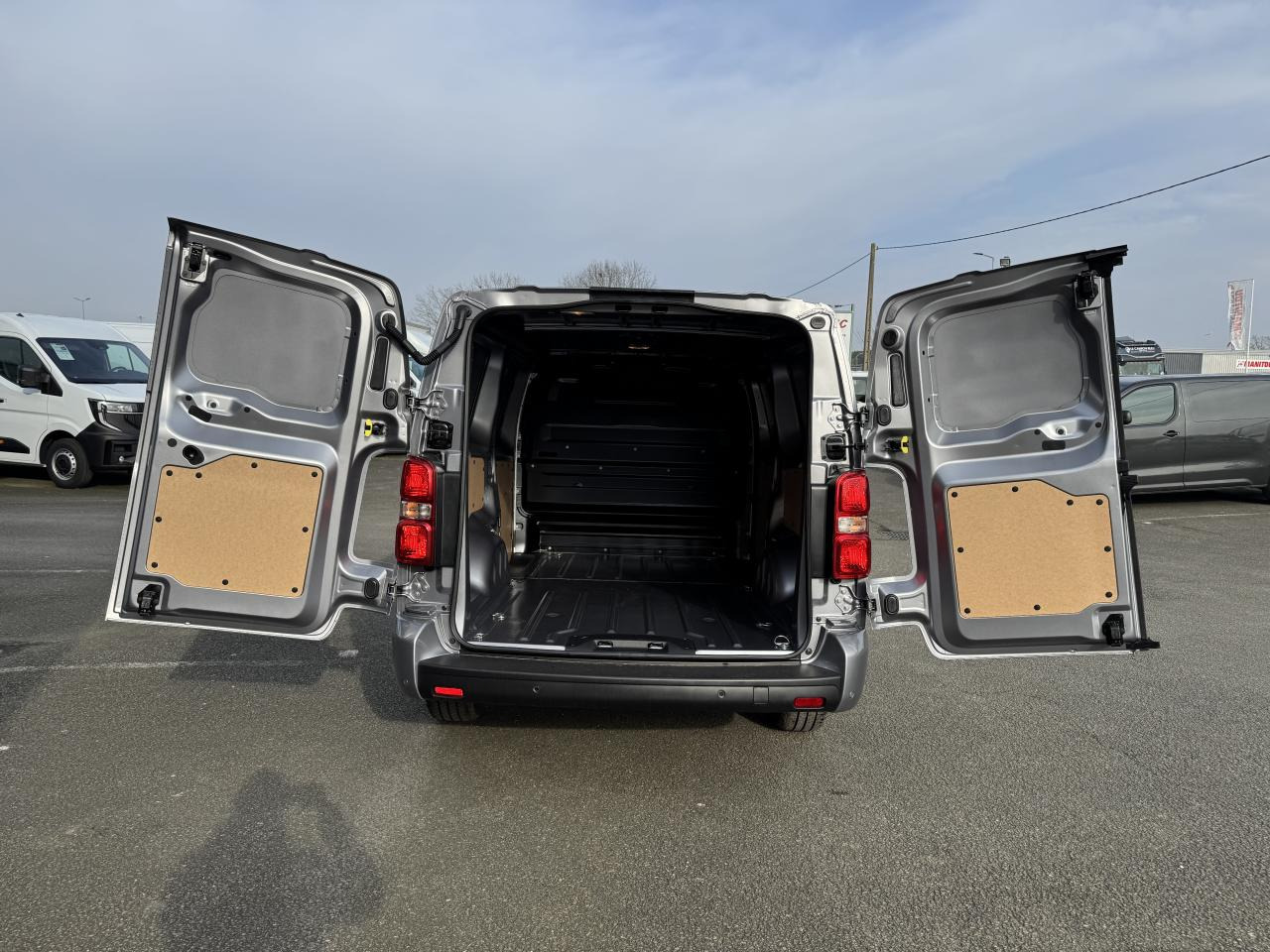 CITROEN Jumpy XL 2.0 BlueHDi - 180 S&S - BV EAT8 III FOURGON . PHASE 2 - Gesloten bestelwagen: afbeelding 3 CITROEN Jumpy XL 2.0 BlueHDi - 180 S&S - BV EAT8 III FOURGON . PHASE 2 - Gesloten bestelwagen: afbeelding 3