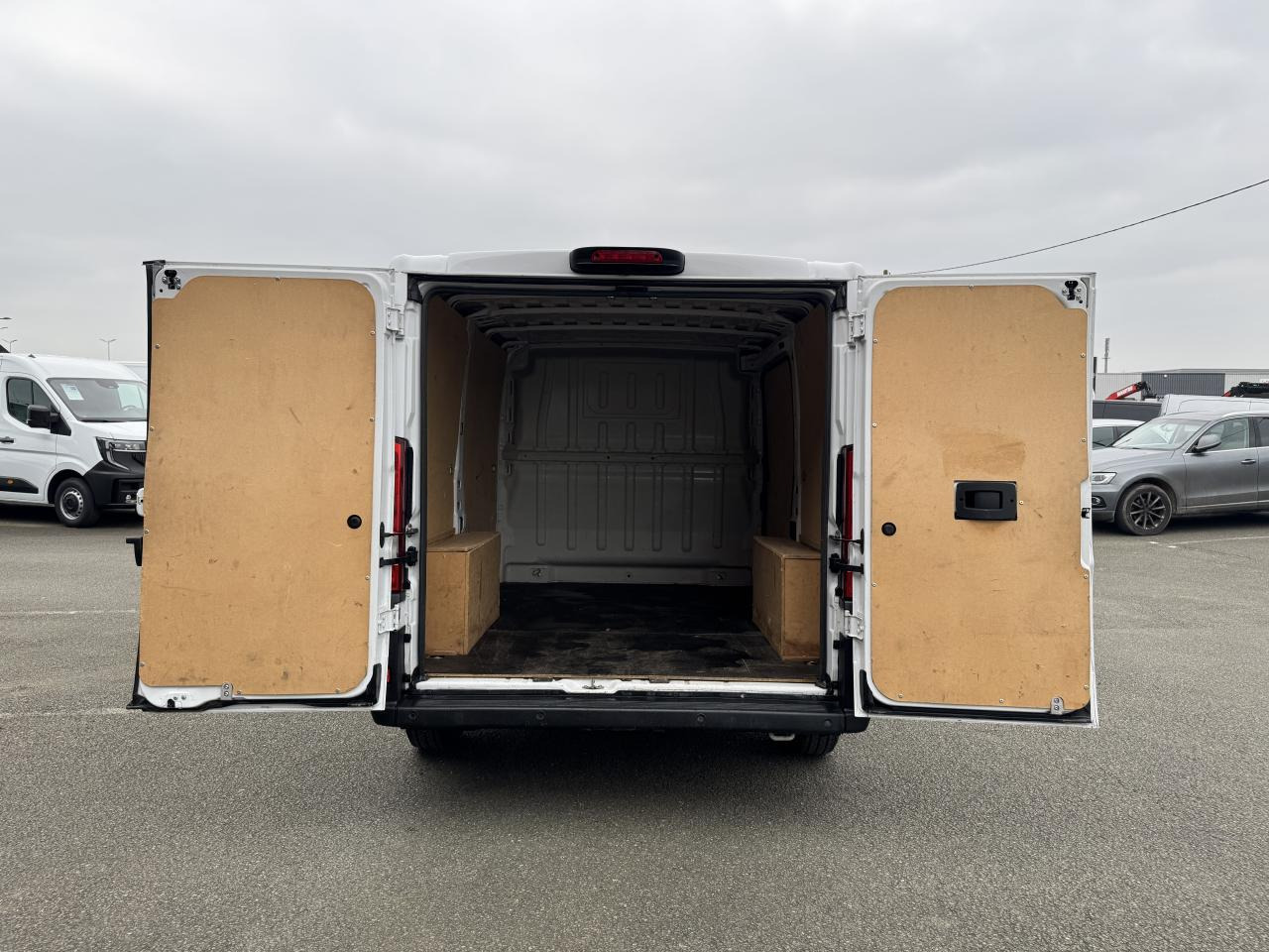 PEUGEOT boxer 333 L1H1 2.2 BLUEHDI S&S 140CH ASPHALT - Gesloten bestelwagen: afbeelding 2 PEUGEOT boxer 333 L1H1 2.2 BLUEHDI S&S 140CH ASPHALT - Gesloten bestelwagen: afbeelding 2