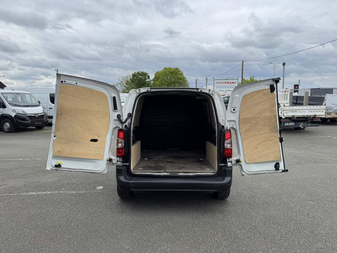 Peugeot Partner PEUGEOT M 650 KG 1.5 HDI 130 CH EAT-8 2 PL PREMIUM - Kleine bestelwagen: afbeelding 2 Peugeot Partner PEUGEOT M 650 KG 1.5 HDI 130 CH EAT-8 2 PL PREMIUM - Kleine bestelwagen: afbeelding 2