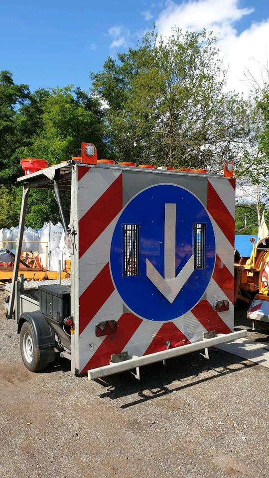 Mersch LED Absperrtafel Sperrwand Verkehrssicherungsanhänger VZ - Aanhangwagen: afbeelding 1 Mersch LED Absperrtafel Sperrwand Verkehrssicherungsanhänger VZ - Aanhangwagen: afbeelding 1
