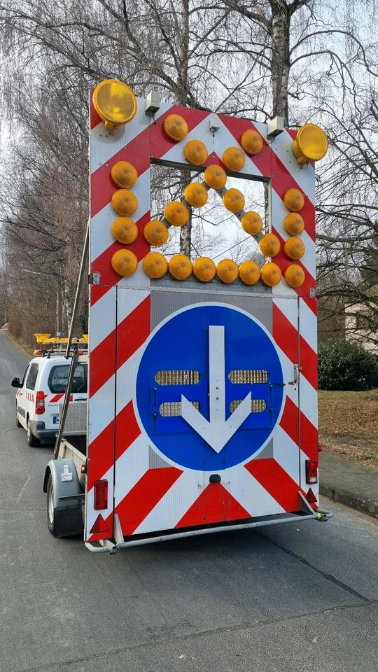 Mersch Nissen LED Absperrtafel VZ616 Verkehrssicherung Vorwarner Vorwarntafel Verkehrsleittafel Verkehrsleitanhänger Verkehrssicherungsanhänger Sperrwand Sperrtafel - Aanhangwagen: afbeelding 5 Mersch Nissen LED Absperrtafel VZ616 Verkehrssicherung Vorwarner Vorwarntafel Verkehrsleittafel Verkehrsleitanhänger Verkehrssicherungsanhänger Sperrwand Sperrtafel - Aanhangwagen: afbeelding 5
