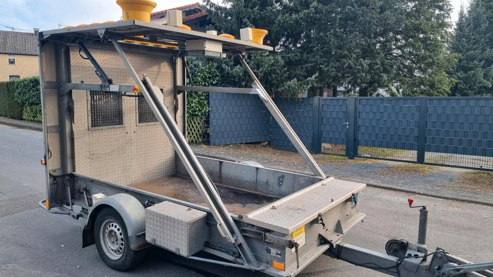 Mersch Nissen LED Absperrtafel VZ616 Verkehrssicherung Vorwarner Vorwarntafel Verkehrsleittafel Verkehrsleitanhänger Verkehrssicherungsanhänger Sperrwand Sperrtafel - Aanhangwagen: afbeelding 1 Mersch Nissen LED Absperrtafel VZ616 Verkehrssicherung Vorwarner Vorwarntafel Verkehrsleittafel Verkehrsleitanhänger Verkehrssicherungsanhänger Sperrwand Sperrtafel - Aanhangwagen: afbeelding 1