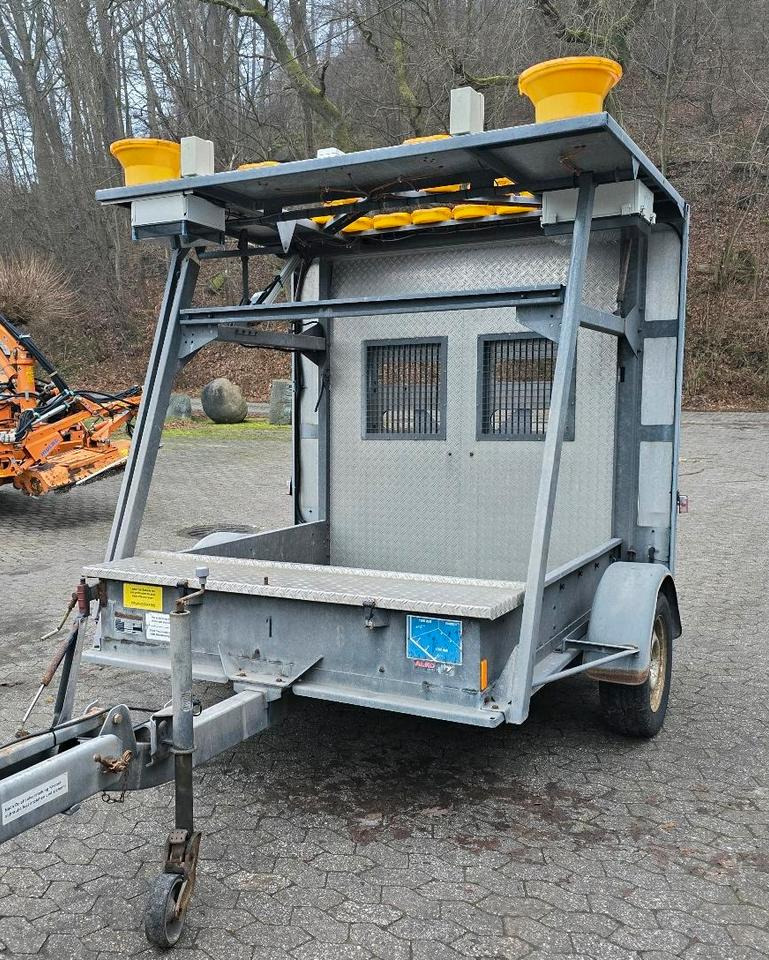 Nissen Mersch LED Absperrtafel FAT Sperrwand Fahrbare Verkehrsleitanhänger Verkehrssicherungsanhänger Verkehrsleittafel Verkehrssicherung Baustellenabsicherung - Aanhangwagen: afbeelding 1 Nissen Mersch LED Absperrtafel FAT Sperrwand Fahrbare Verkehrsleitanhänger Verkehrssicherungsanhänger Verkehrsleittafel Verkehrssicherung Baustellenabsicherung - Aanhangwagen: afbeelding 1
