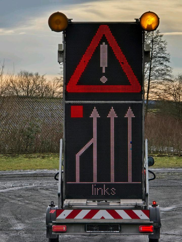 Aanhangwagen Trebbiner 5-farbig Horizont VWT Verkehrsleittafel Verkehrswarnanhänger Verkehrsleitanhänger Verkehrssicherungsanhänger Nissen Absperrtafel: afbeelding 6