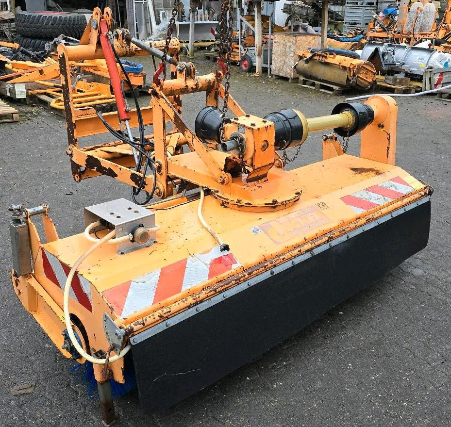 Dücker FKM 2200 Frontkehrmaschine Kehrmaschine Straßenkehrmaschine Kehrbesen für Unimog UGE UGN 405 427 424 U 300 400 500 - Veeg: afbeelding 2 Dücker FKM 2200 Frontkehrmaschine Kehrmaschine Straßenkehrmaschine Kehrbesen für Unimog UGE UGN 405 427 424 U 300 400 500 - Veeg: afbeelding 2