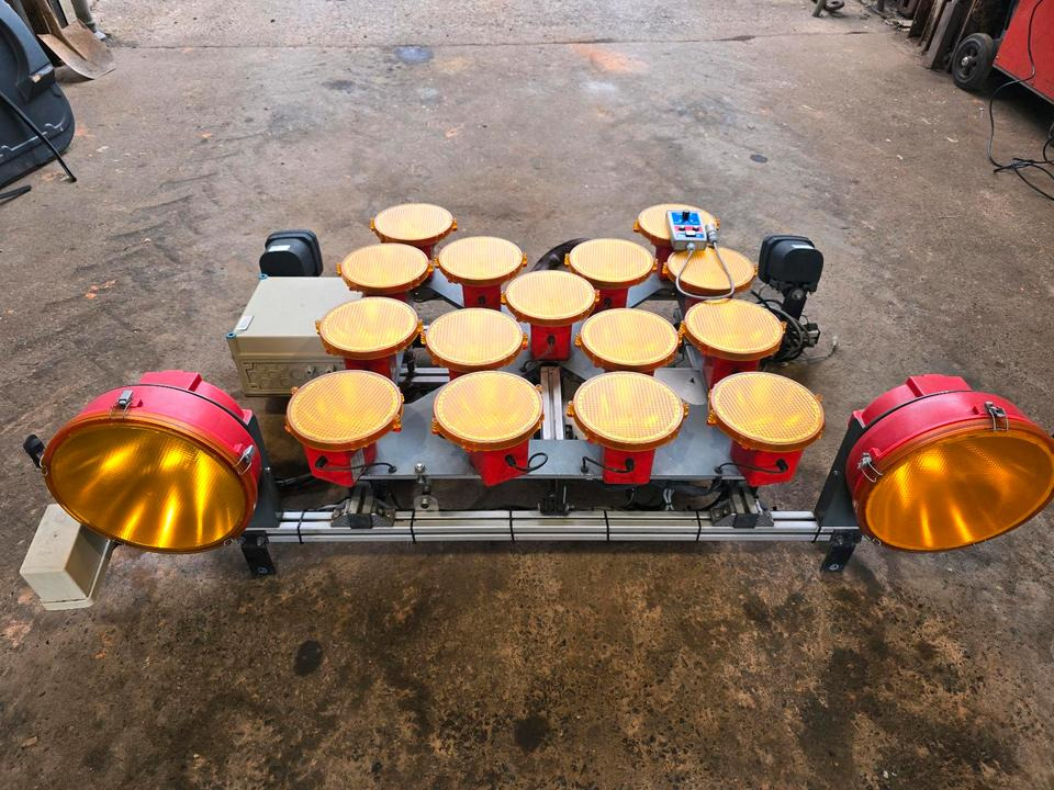 Horizont Blinkpfeinalage für Unimog mit Xenonscheinwerfer Dachträger Nissen Vz616 Funkwarnmeldeanlage passend für UGE UGN U290 U 300 400 500 405 218 219 318 319 423 427 430 527 530 Mercedes-Benz  Dach - Lichten/ Verlichting voor Bouwmachine: afbeelding 1 Horizont Blinkpfeinalage für Unimog mit Xenonscheinwerfer Dachträger Nissen Vz616 Funkwarnmeldeanlage passend für UGE UGN U290 U 300 400 500 405 218 219 318 319 423 427 430 527 530 Mercedes-Benz  Dach - Lichten/ Verlichting voor Bouwmachine: afbeelding 1