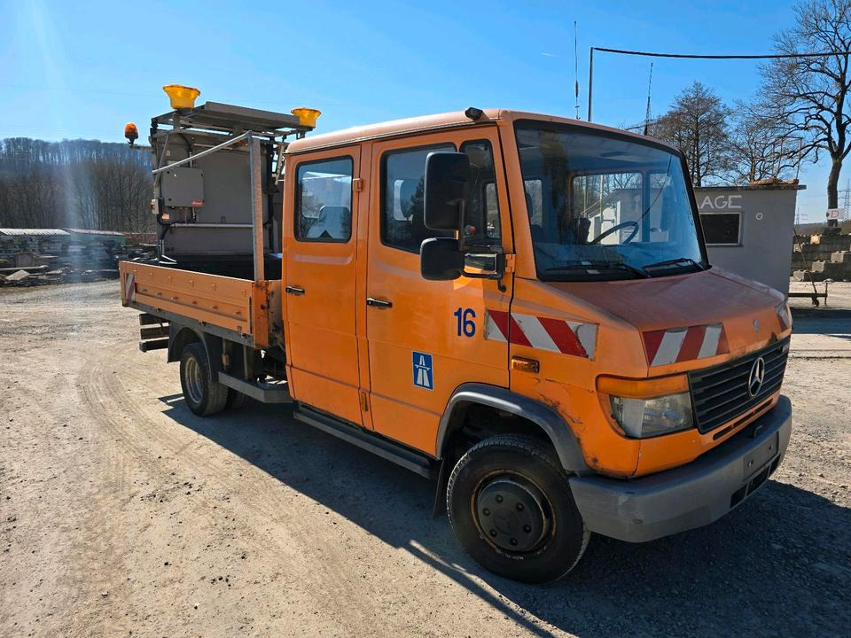 Mercedes-Benz Vario 614D Pritsche Doka 2002 Nissen VLT Verkehrsleittafel Absperrtafel LKW Vorwarntafel - Vrachtwagen met open laadbak: afbeelding 2 Mercedes-Benz Vario 614D Pritsche Doka 2002 Nissen VLT Verkehrsleittafel Absperrtafel LKW Vorwarntafel - Vrachtwagen met open laadbak: afbeelding 2